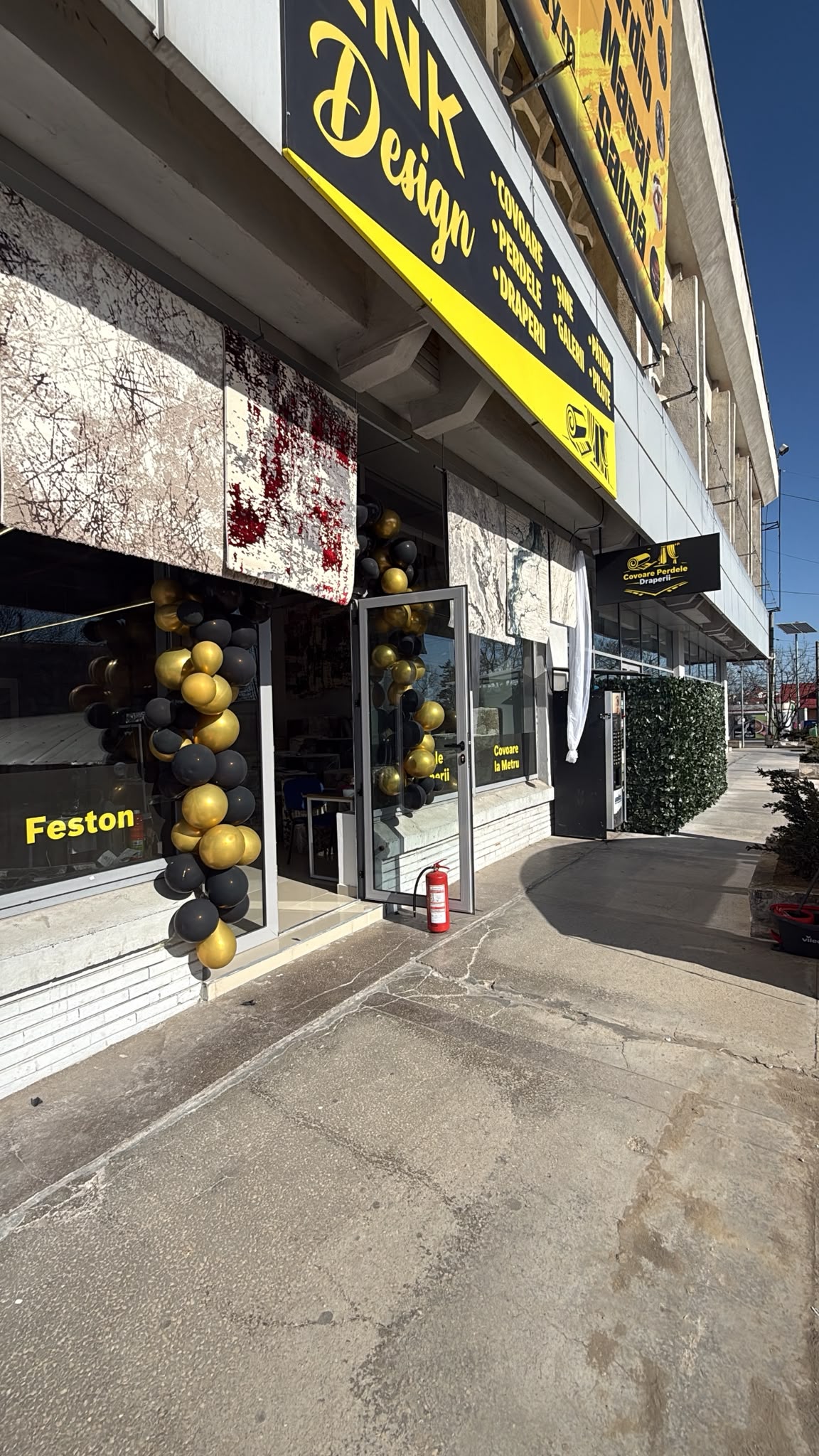 Fațada magazinului ENK DESIGN, în negru și galben